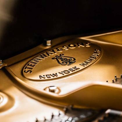 Steinway & Sons Logo auf Gussplatte
