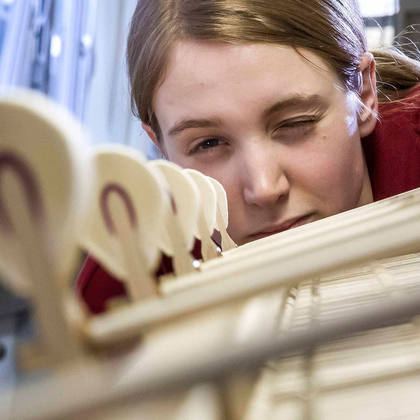 Steinway Mitarbeiterin prüft Hämmer